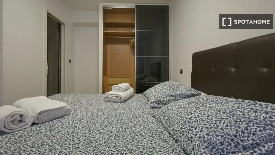 Bedroom of Flat for rent in Madrid  with Air Conditioner, Heating and Furnished