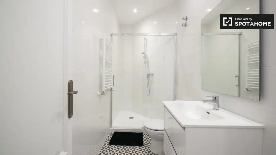 Baño de Piso para compartir en Barcelona con Aire acondicionado, Calefacción y Amueblado