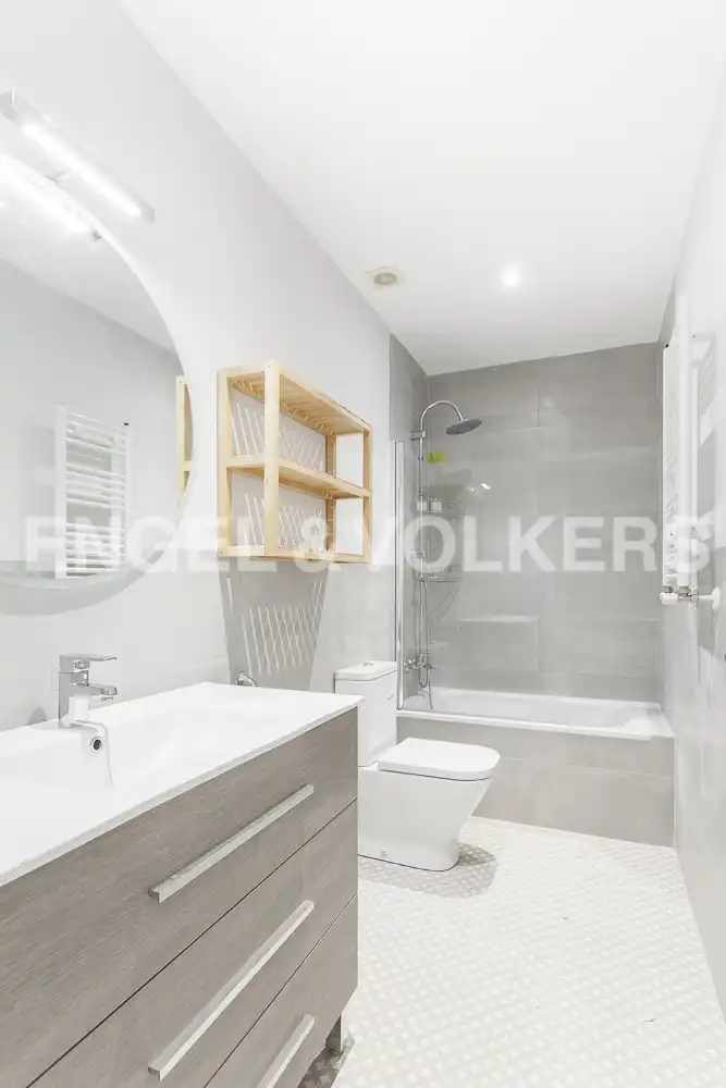 Badezimmer von Wohnungen zur Miete in Madrid mit Klimaanlage, Heizung und Möbliert