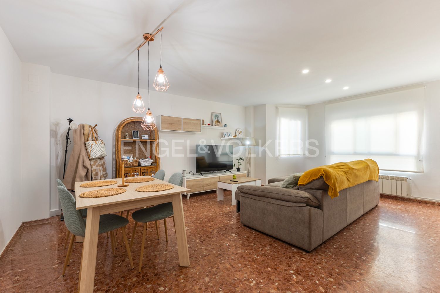 Living room of Apartment for sale in Requena  with Heating, Terrace and Furnished