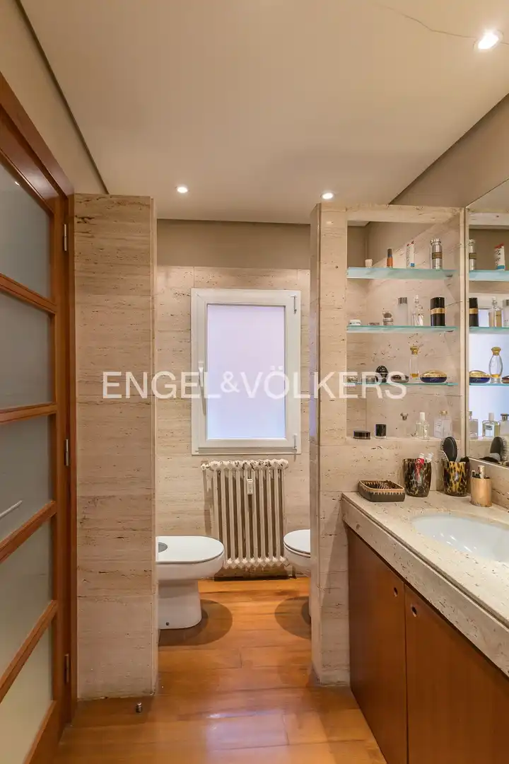 Bathroom of Flat for sale in Madrid  with Air Conditioner, Heating and Private garden