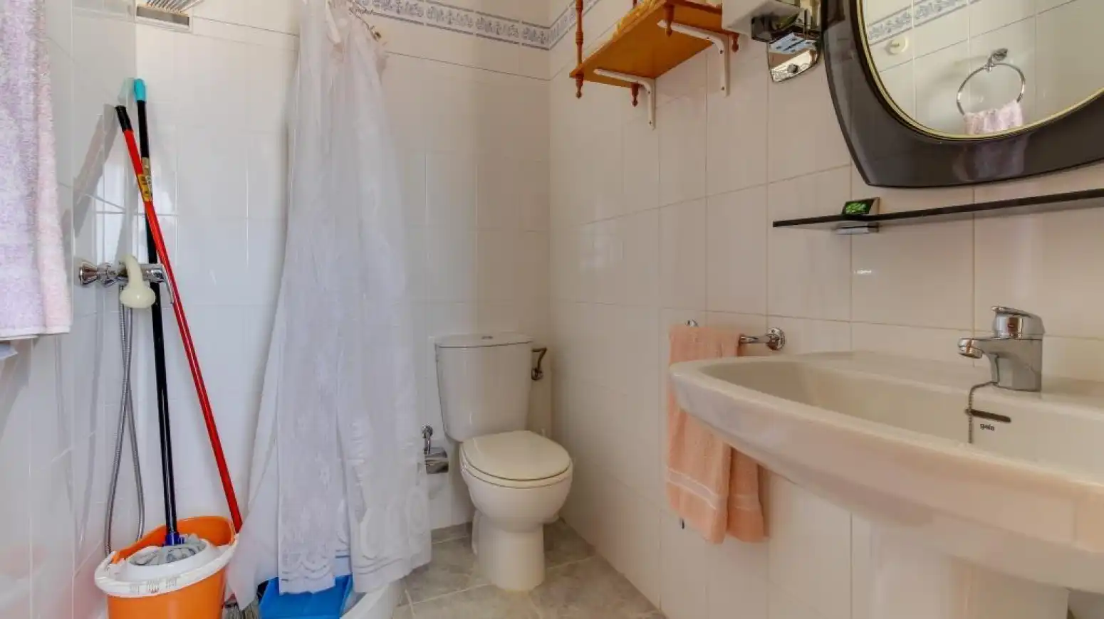 Badezimmer von Einfamilien-Reihenhaus zum Verkauf in Salamanca mit Heizung, Privatgarten und Parkett