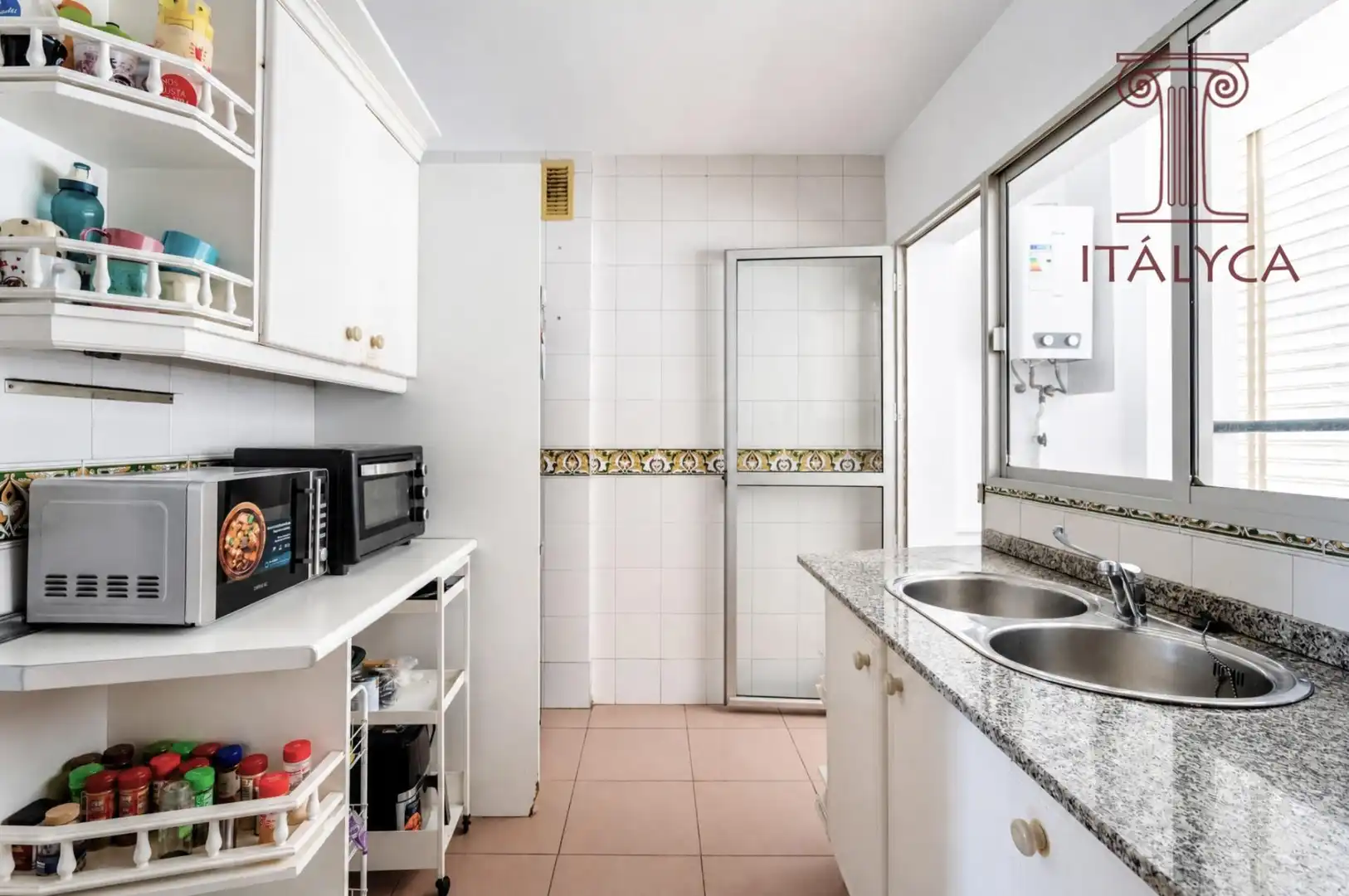Kitchen of Flat for sale in Sevilla  with Air Conditioner, Heating and Terrace