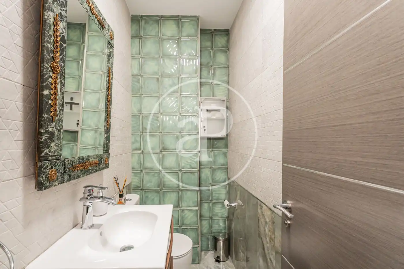Baño de Casa adosada en venta en Pozuelo de Alarcón con Aire acondicionado, Calefacción y Jardín privado