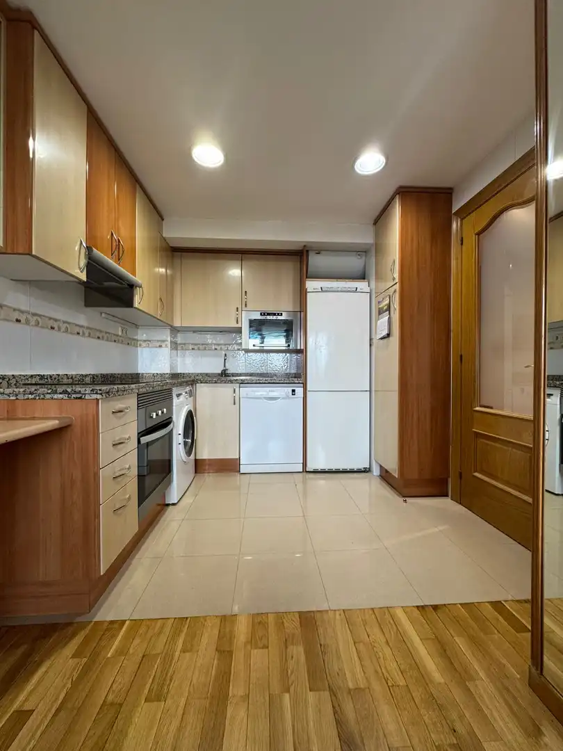 Cocina de Piso de alquiler en Gijón  con Calefacción, Parquet y Amueblado