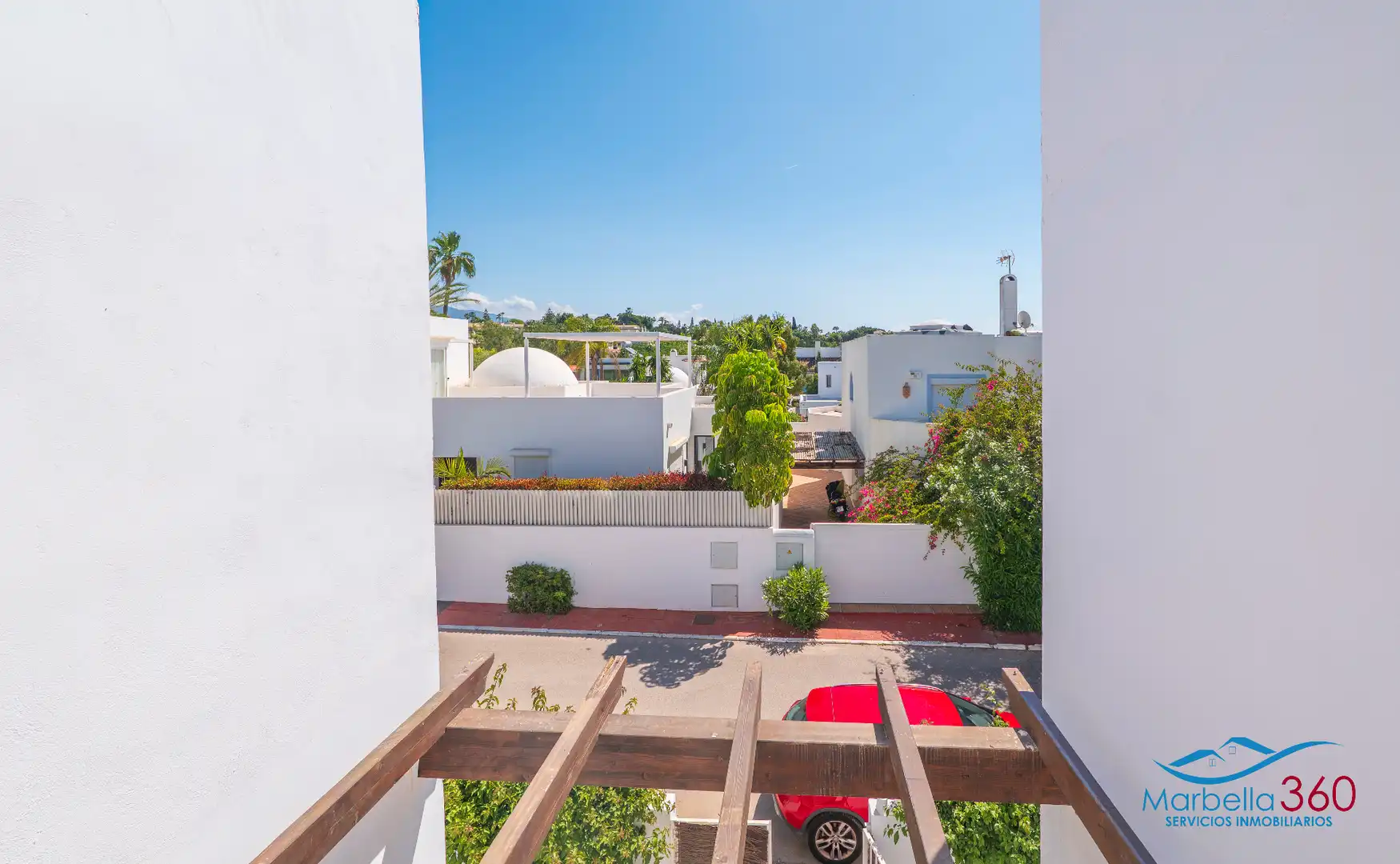 Vista exterior de Casa o xalet en venda en Marbella amb Aire condicionat, Jardí privat i Terrassa
