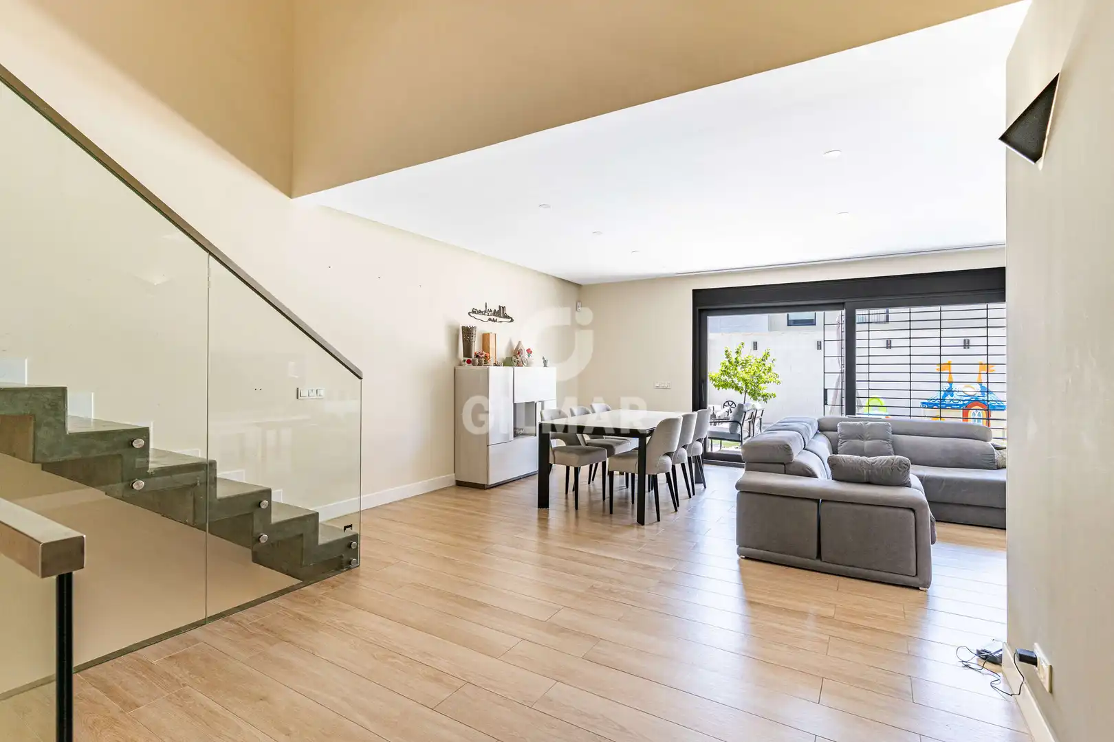 Sala d'estar de Casa o xalet en venda en Parla amb Calefacció, Jardí privat i Piscina