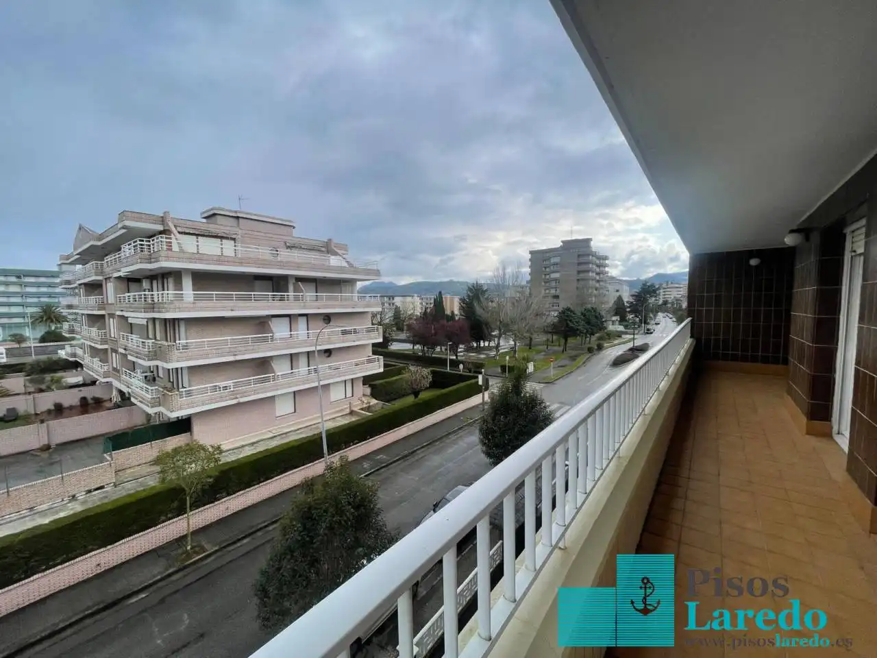 Vista exterior de Pis en venda en Laredo amb Calefacció, Terrassa i Piscina comunitària