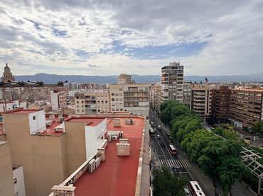 Piso con balcón en venta en Plaza Santa Gertrudis 2, ático
