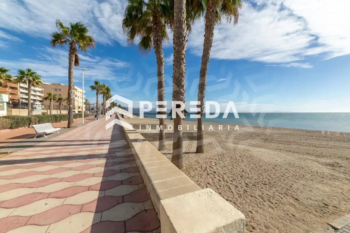 Außenansicht von Einfamilien-Reihenhaus zum Verkauf in Roquetas de Mar mit Terrasse