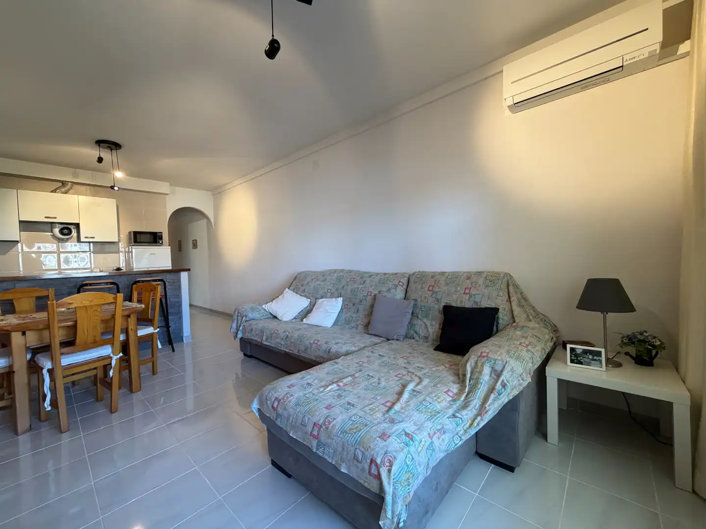 Sala d'estar de Apartament en venda en Empuriabrava amb Aire condicionat, Terrassa i Moblat