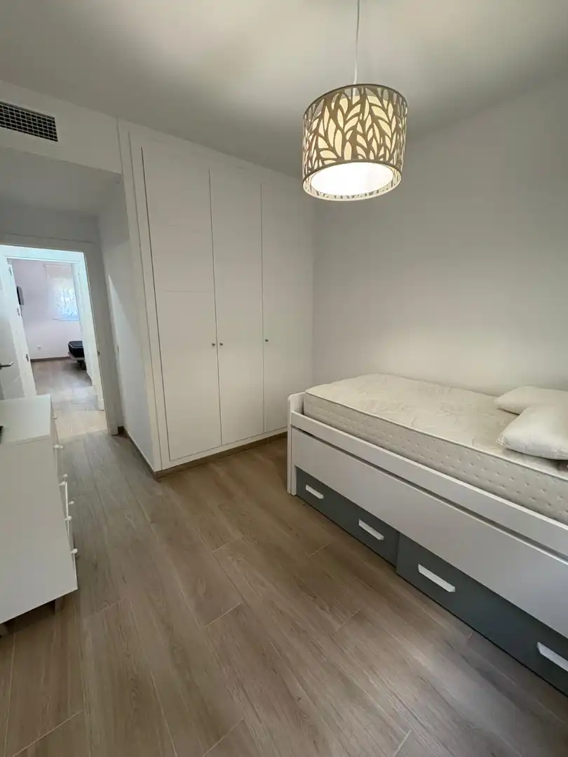 Schlafzimmer von Wohnung zum Verkauf in Chipiona mit Klimaanlage, Heizung und Privatgarten