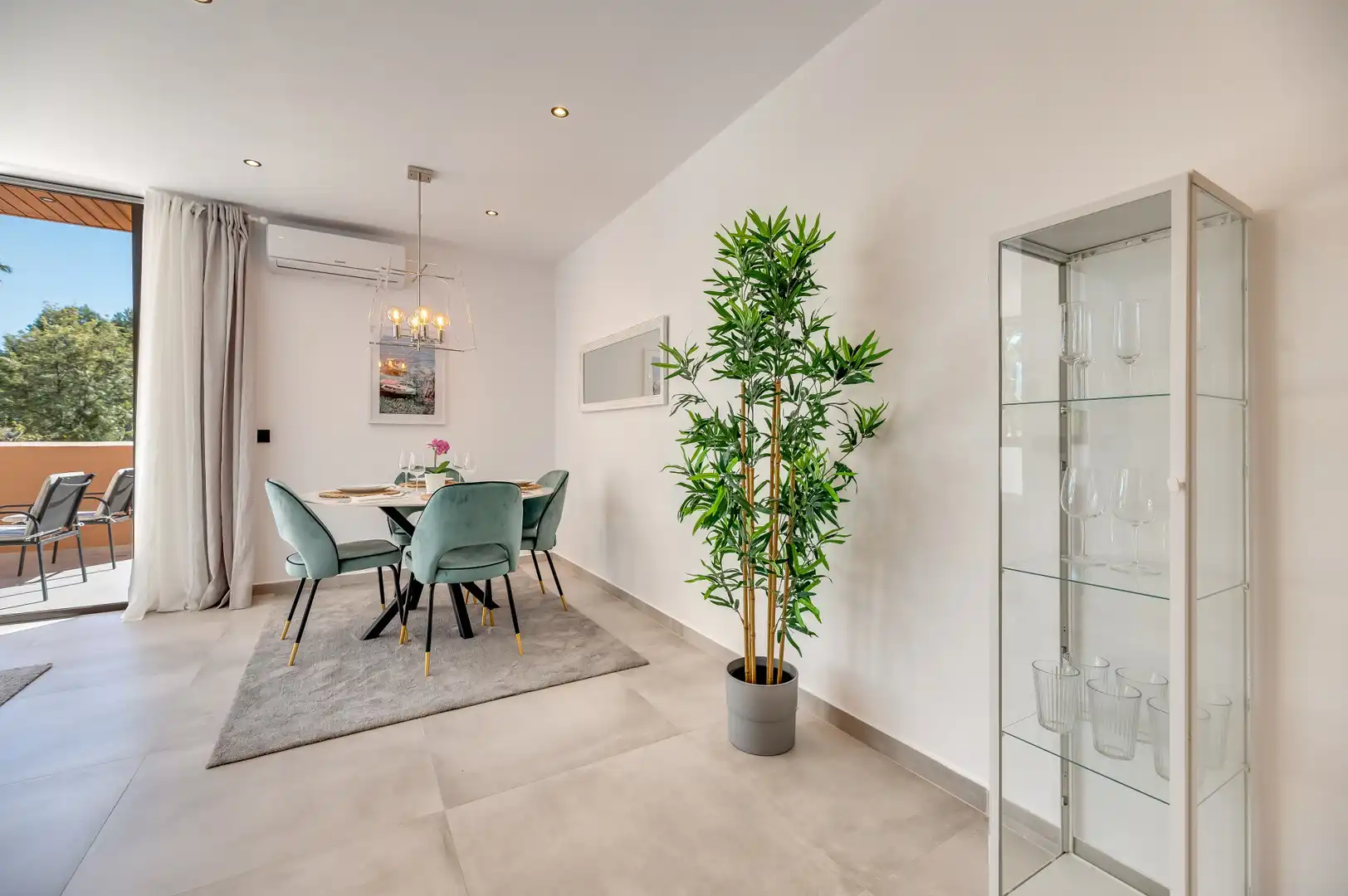 Menjador de Apartament en venda en Estepona amb Aire condicionat, Terrassa i Piscina