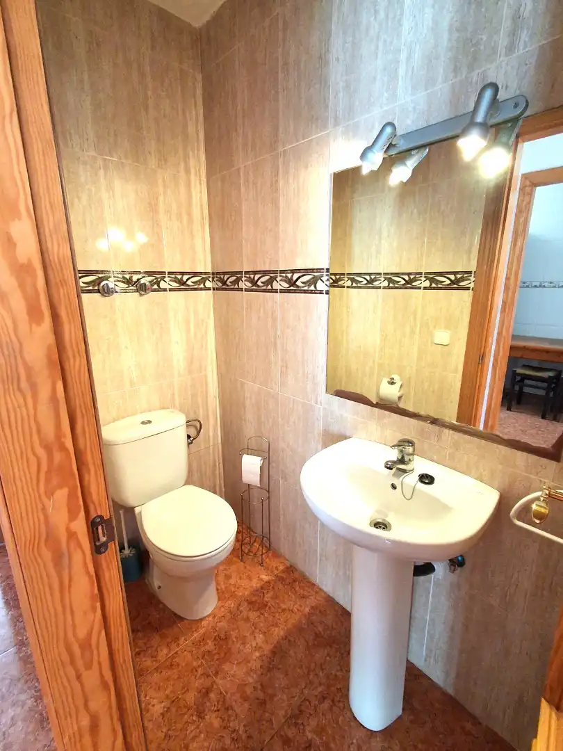 Badezimmer von Einfamilien-Reihenhaus zum Verkauf in Mont-roig del Camp mit Klimaanlage, Privatgarten und Terrasse