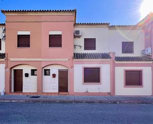 Vista exterior de Casa adosada en venda en Utrera amb Terrassa