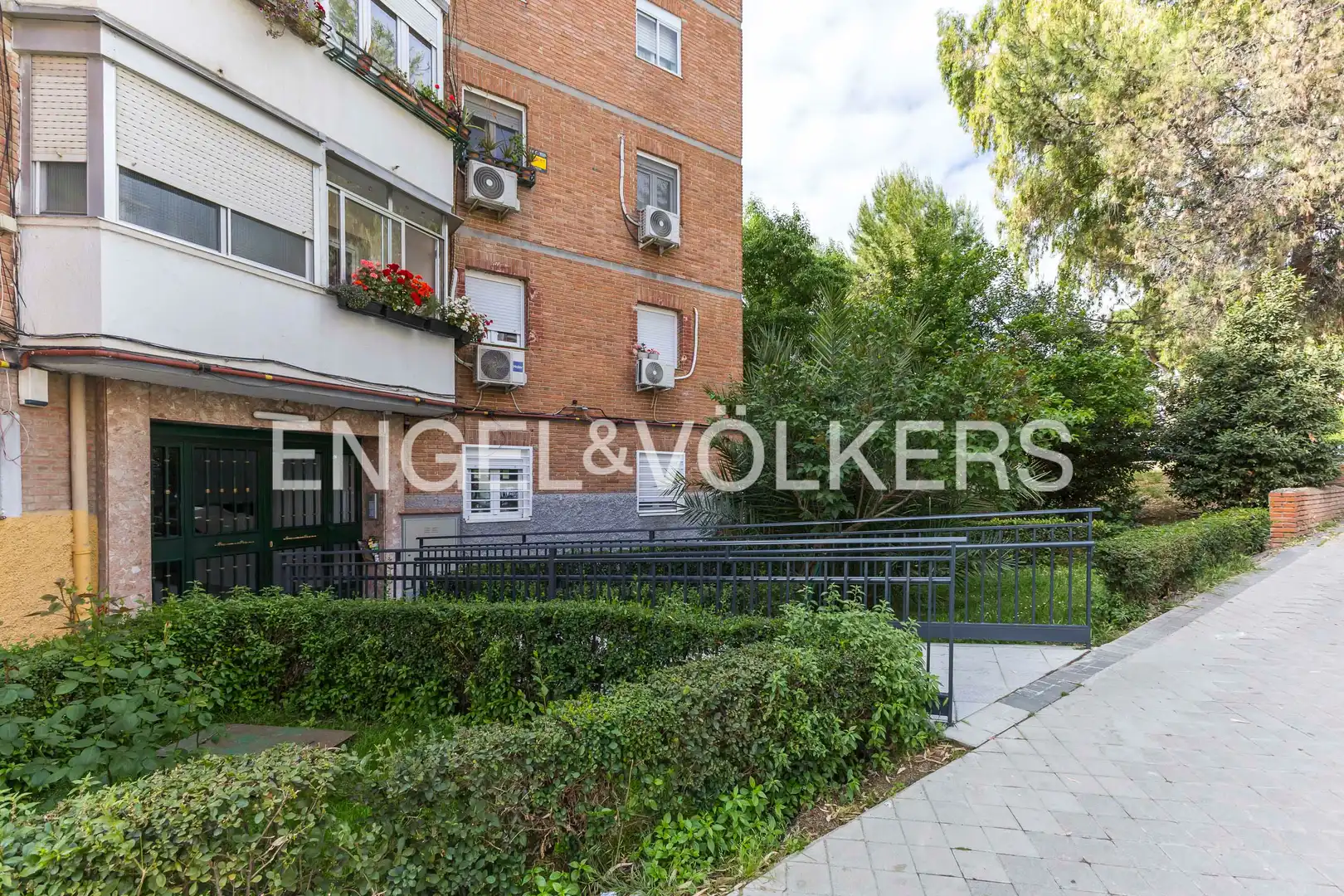 Vista exterior de Apartament en venda en Madrid amb Calefacció i Moblat