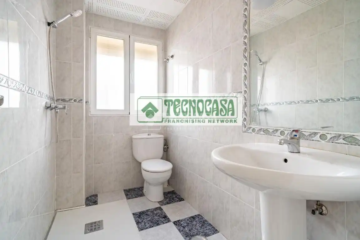 Bathroom of Flat for sale in Granada  with Air Conditioner, Heating and Terrace
