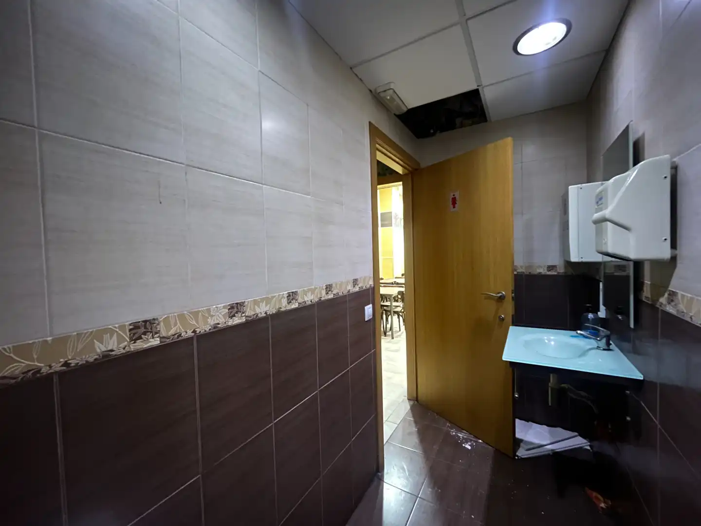 Badezimmer von Geschaftsraum zum Verkauf in Sagunto / Sagunt mit Klimaanlage und Möbliert
