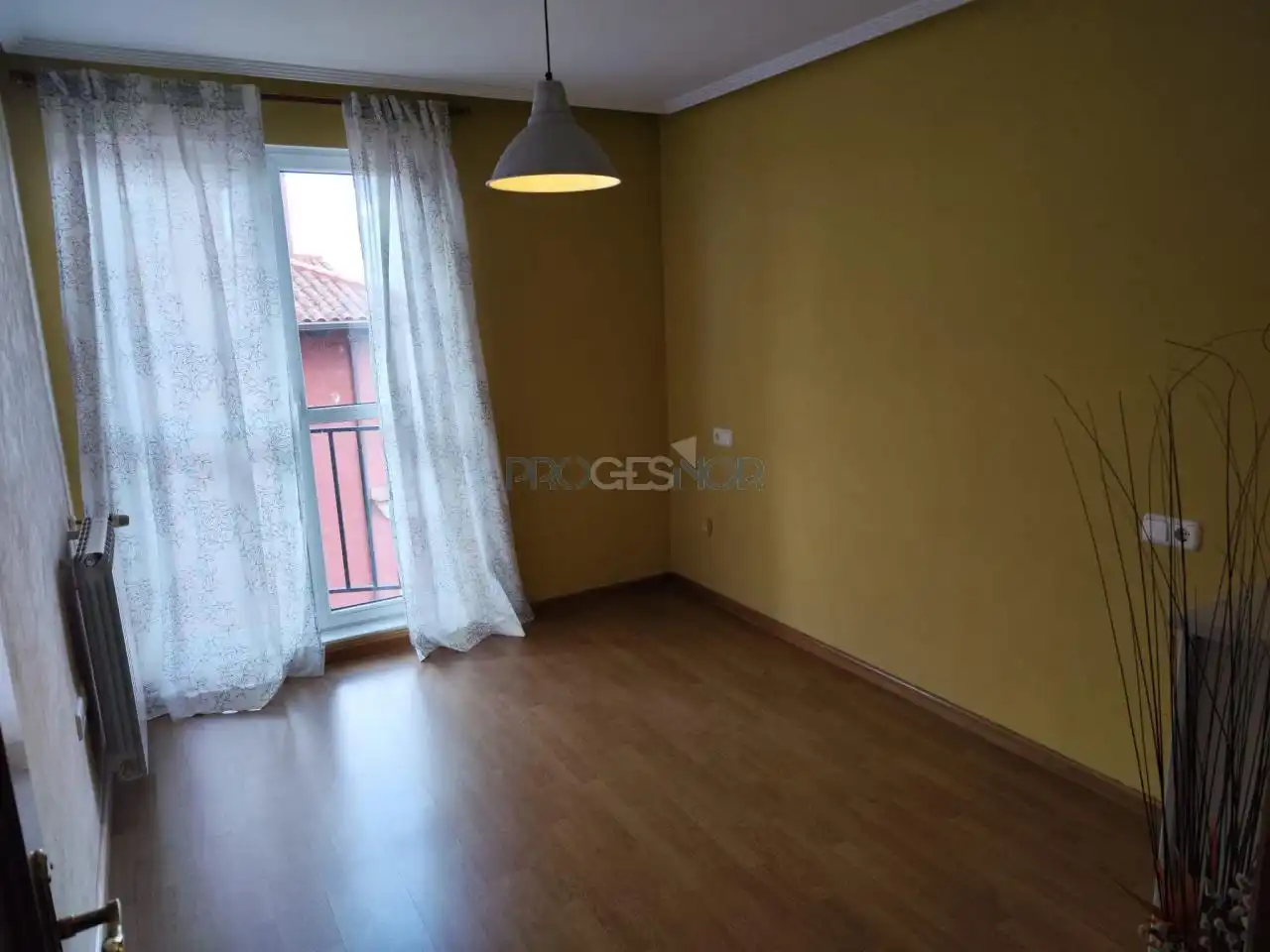 Dormitori de Casa adosada en venda en Valdefresno amb Calefacció, Jardí privat i Parquet