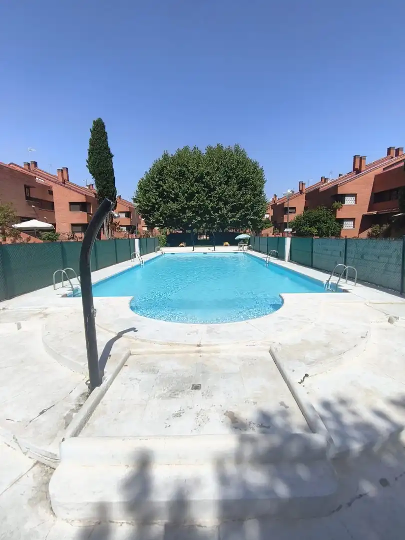 Schwimmbecken von Einfamilien-Reihenhaus zum Verkauf in Getafe mit Klimaanlage, Heizung und Privatgarten