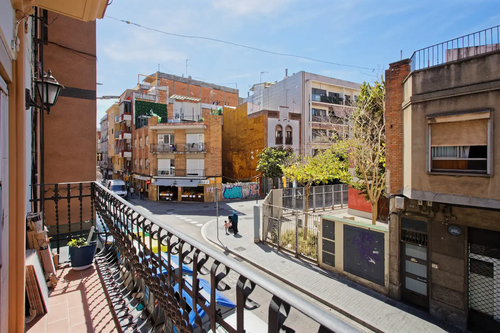 Außenansicht von Wohnung zum Verkauf in L'Hospitalet de Llobregat mit Parkett und Balkon