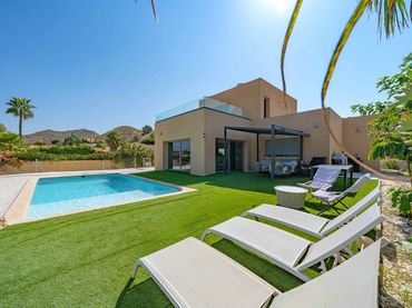 House with balcony for sale in Calle Democracia