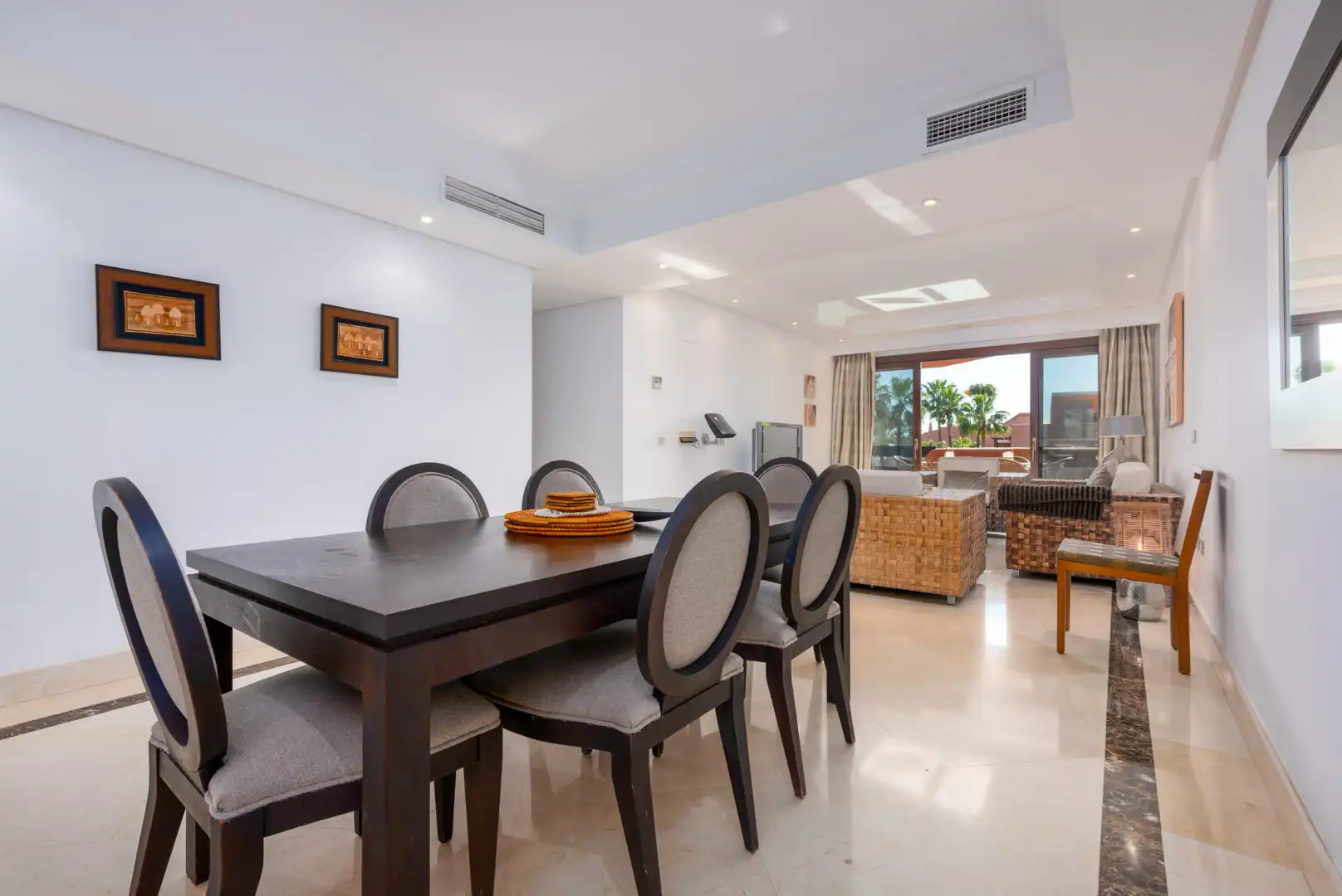 Menjador de Apartament en venda en Estepona amb Aire condicionat, Terrassa i Piscina