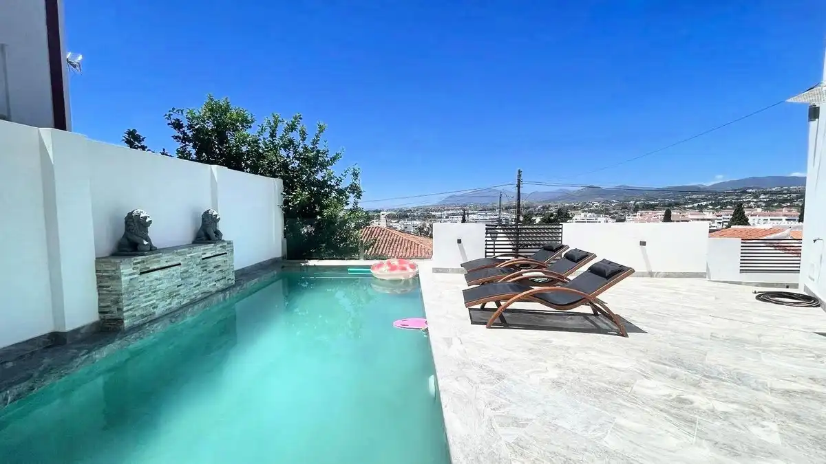 Chalet con terraza en venta en Calle Las Violetas 3, imagen 2
