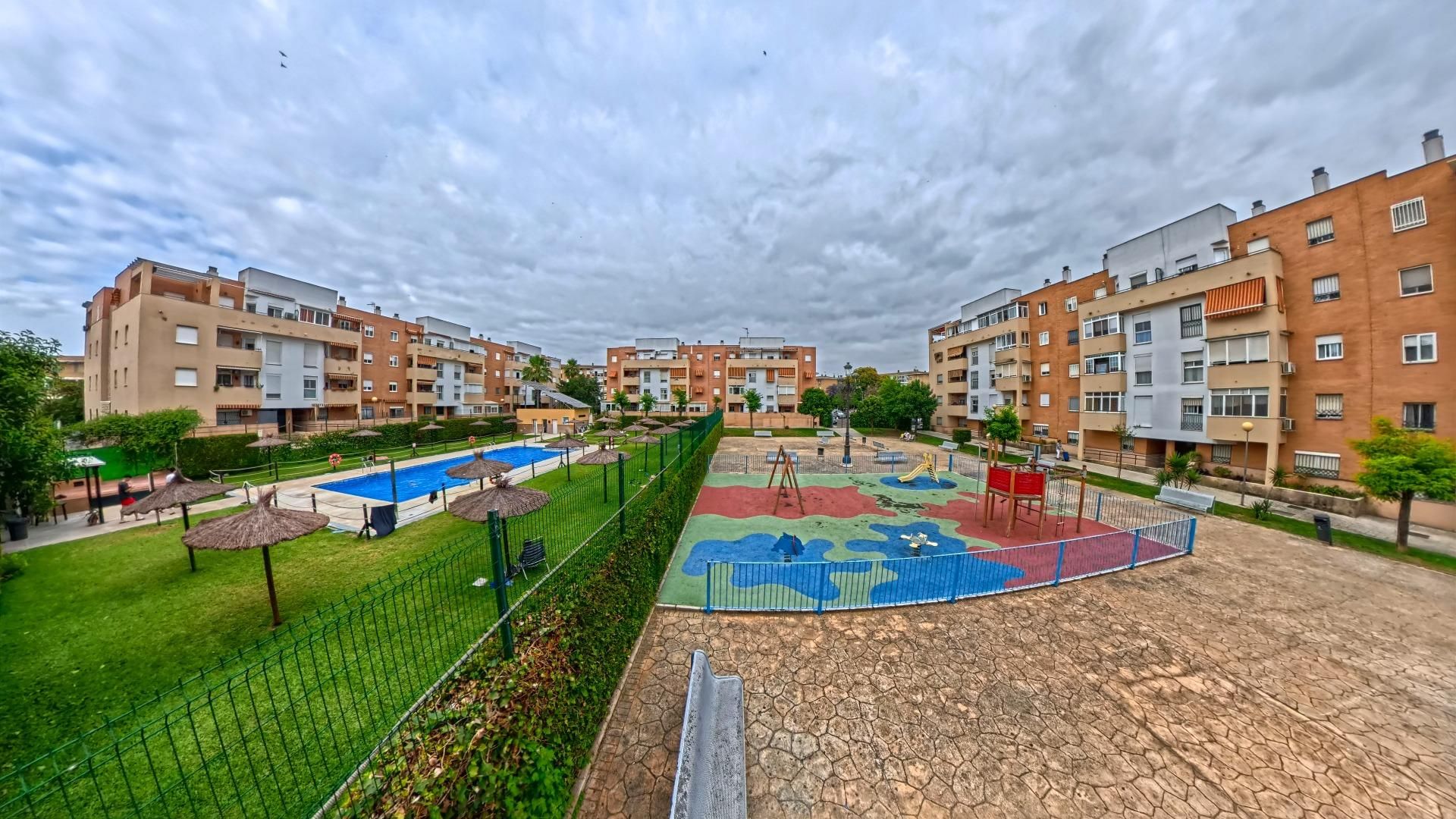 Vista exterior de Pis en venda en Mairena del Aljarafe amb Aire condicionat, Calefacció i Jardí privat