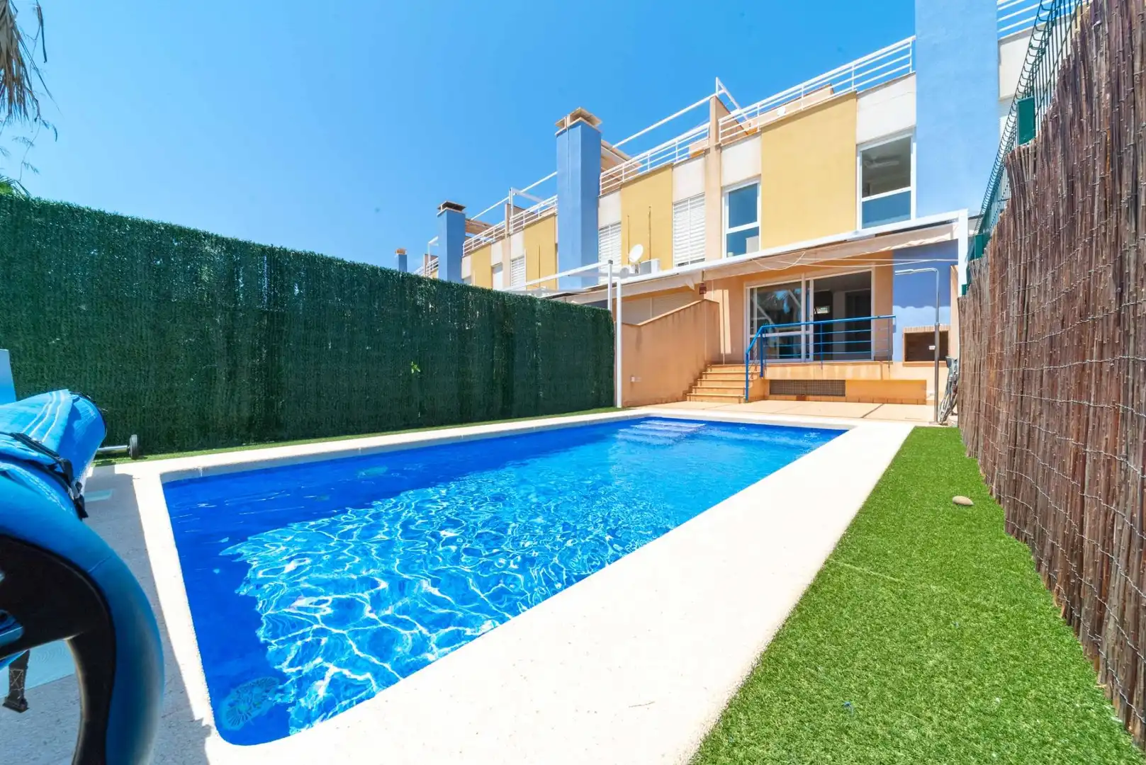 Piscina de Casa adosada en venda en Orihuela amb Aire condicionat, Piscina i Moblat