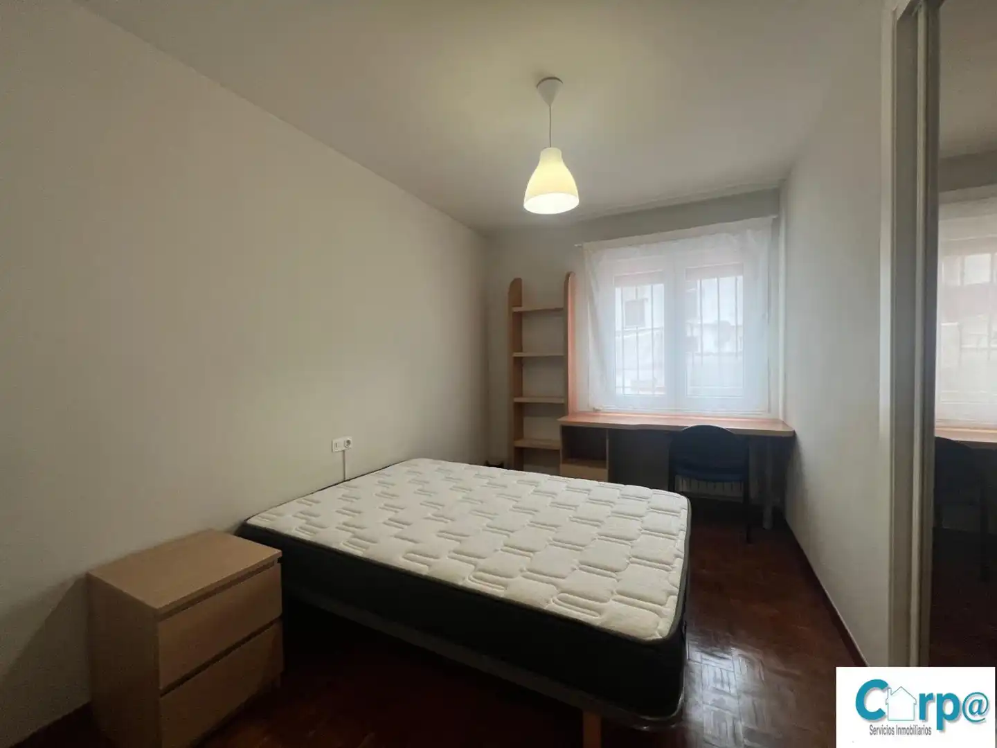 Habitación de Piso de alquiler en  Pamplona / Iruña con Calefacción, Parquet y Amueblado