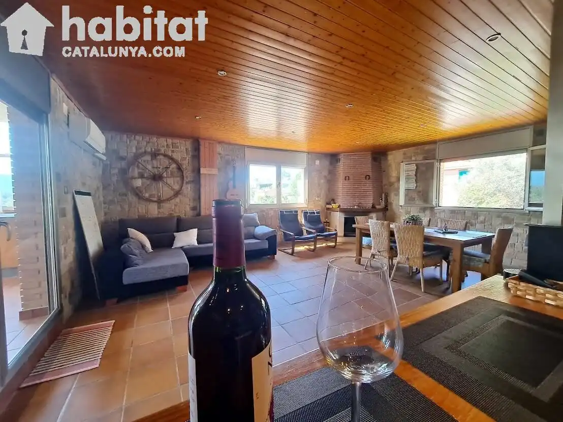 Sala d'estar de Casa o xalet en venda en Sant Esteve Sesrovires amb Aire condicionat, Jardí privat i Terrassa