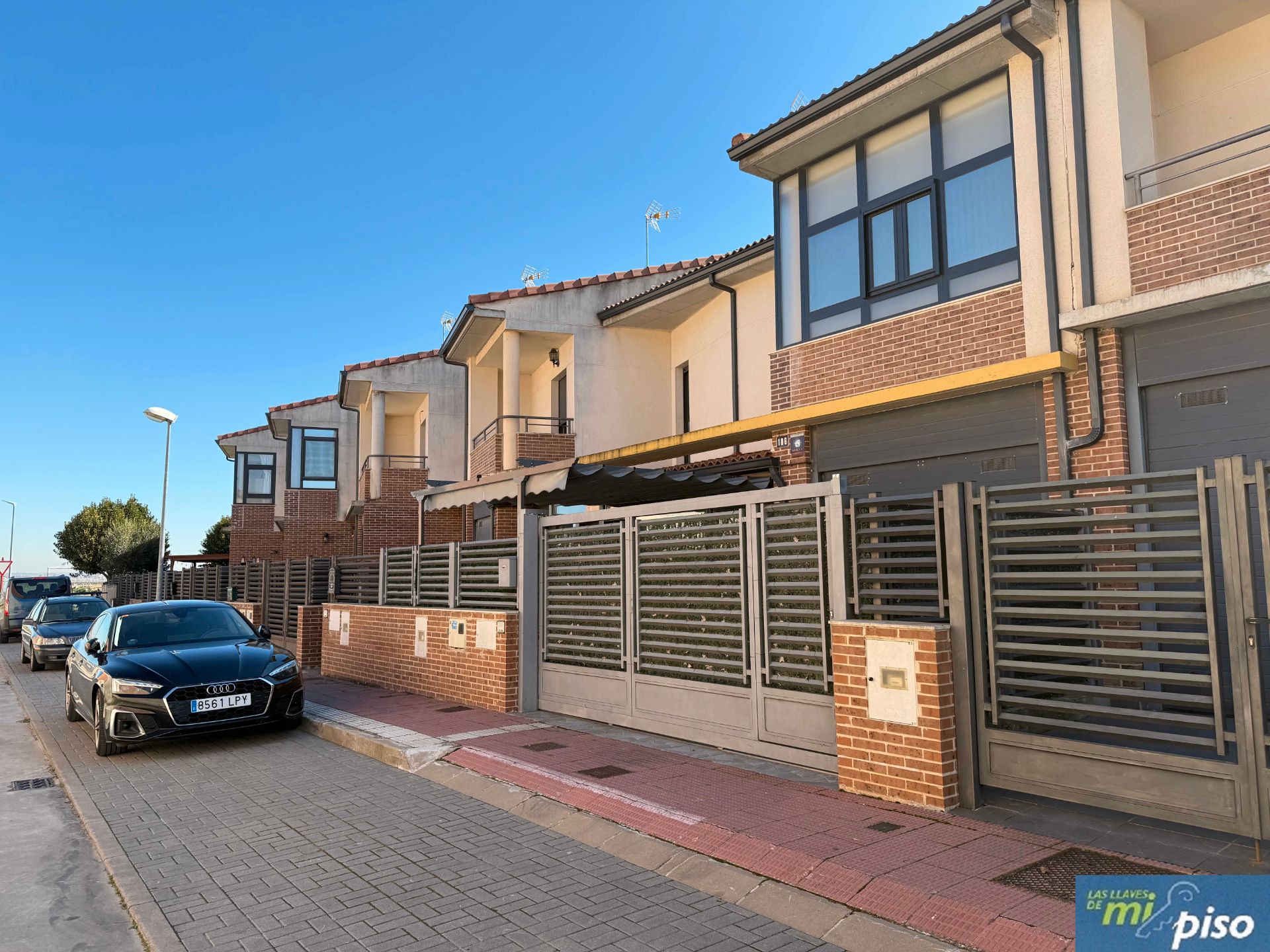 Vista exterior de Casa adosada en venta en Cigales con Calefacción, Jardín privado y Parquet