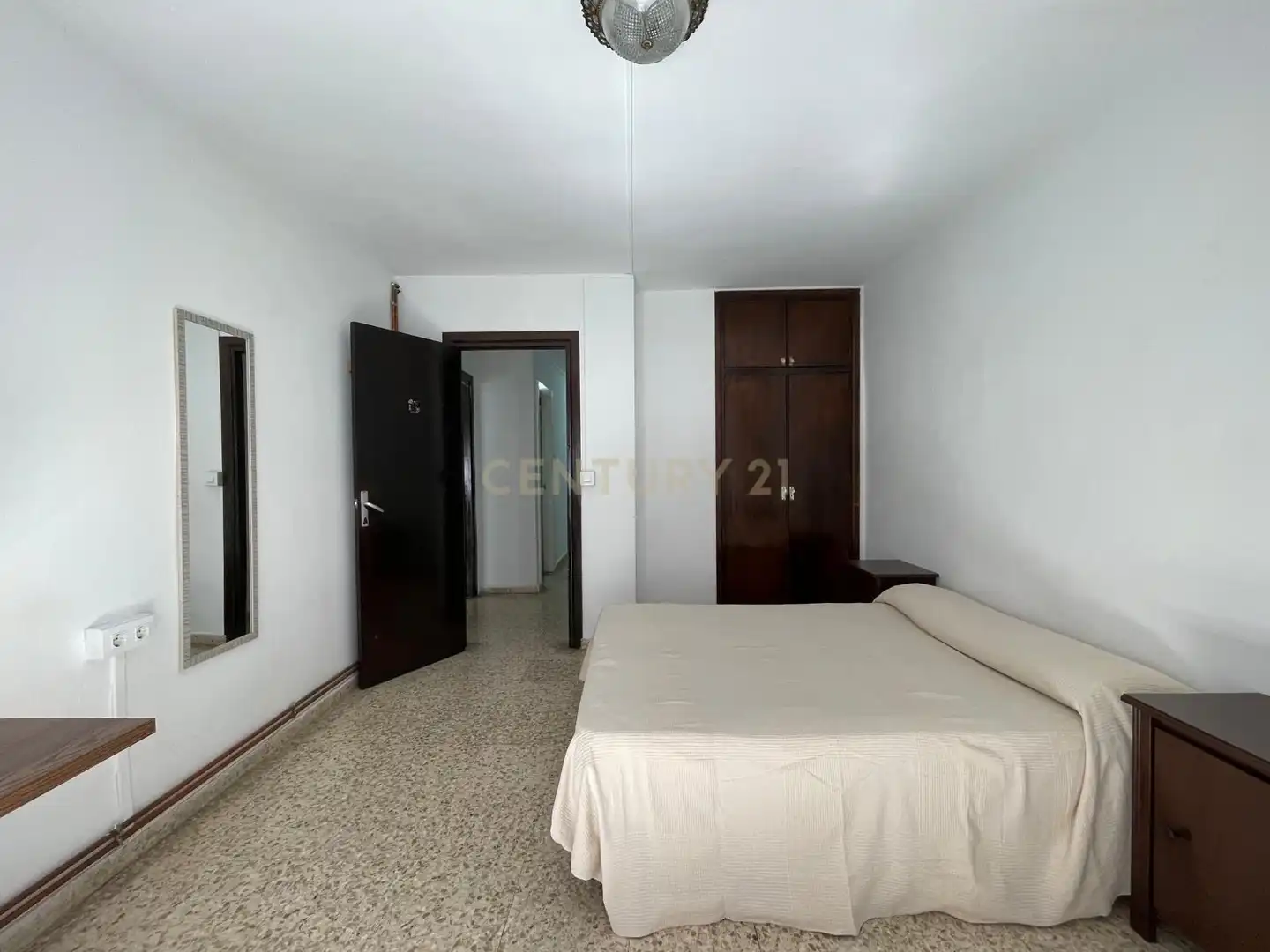 Habitación de Piso de alquiler en Granada con Lavadora, Microondas y TV