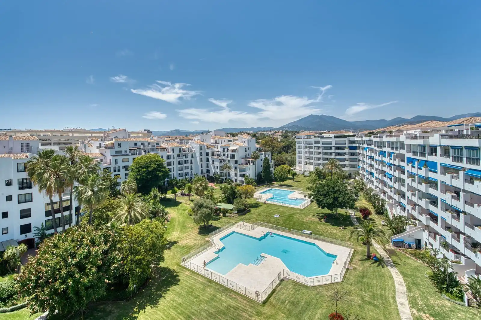 Pis amb piscina en venda a Nueva Andalucía