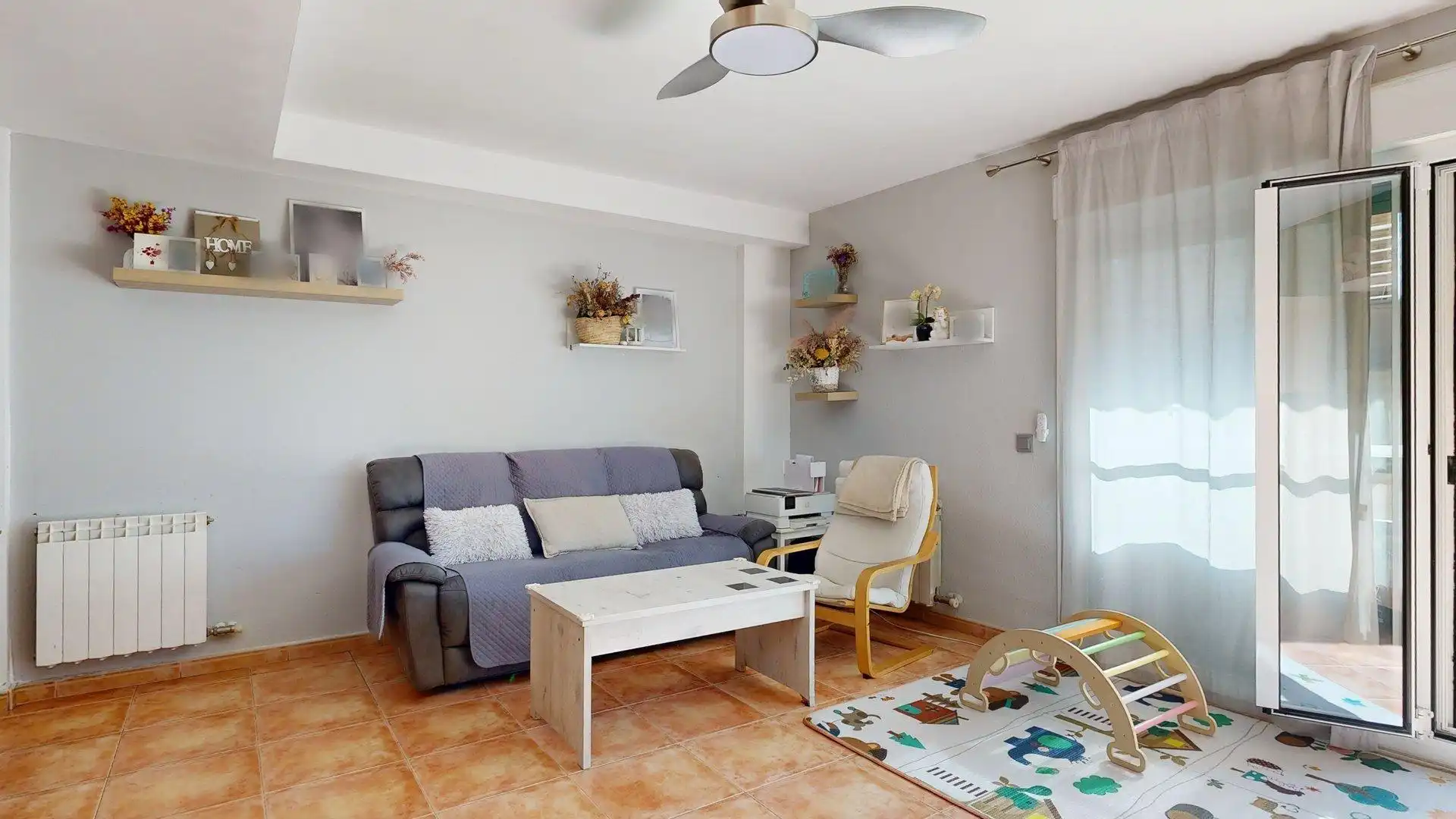 Sala de estar de Casa adosada en venta en Zaragoza con Calefacción, Jardín privado y Terraza