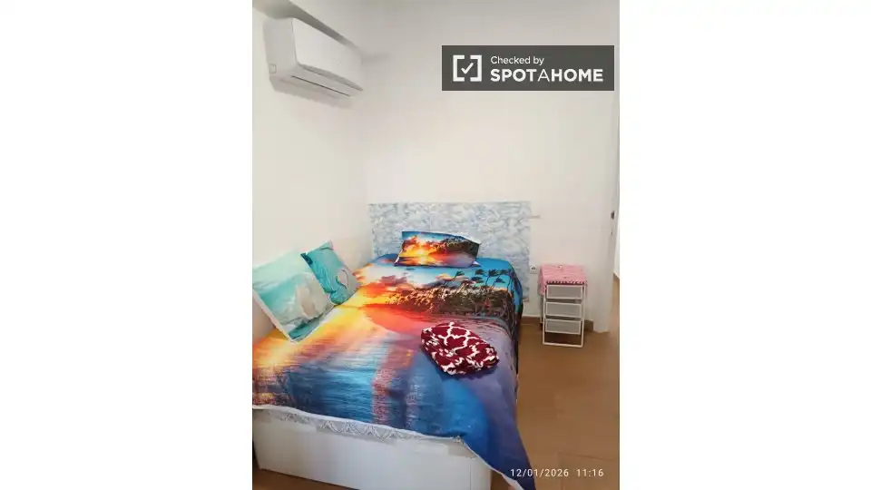 Bedroom of Flat for share in Madrid  with Air Conditioner, Terrace and Furnished
