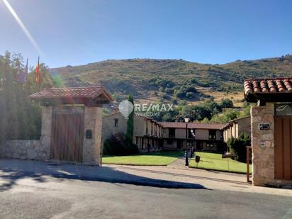 Vista exterior de Casa adosada en venda en Navacepedilla de Corneja amb Traster