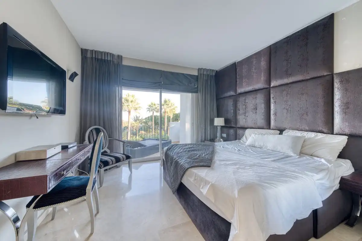 Habitación de Apartamento en venta en Benahavís con Aire acondicionado, Terraza y Piscina comunitaria
