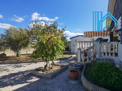 Vista exterior de Casa o xalet en venda en Aldea del Fresno amb Jardí privat, Terrassa i Traster