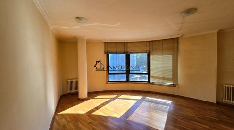 Piso totalmente exterior con vistas despejadas en la zona de los Juzgados.  Este magnífico piso totalmente exterior destaca por su