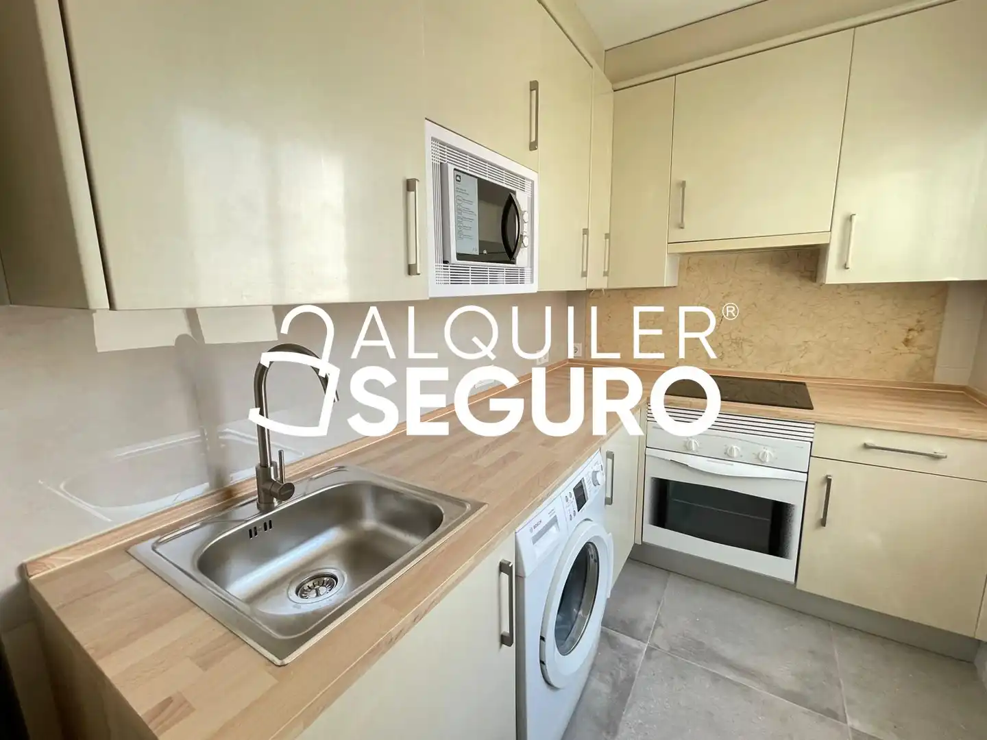 Cuina de Pis de lloguer en Madrid amb Aire condicionat, Calefacció i Terrassa