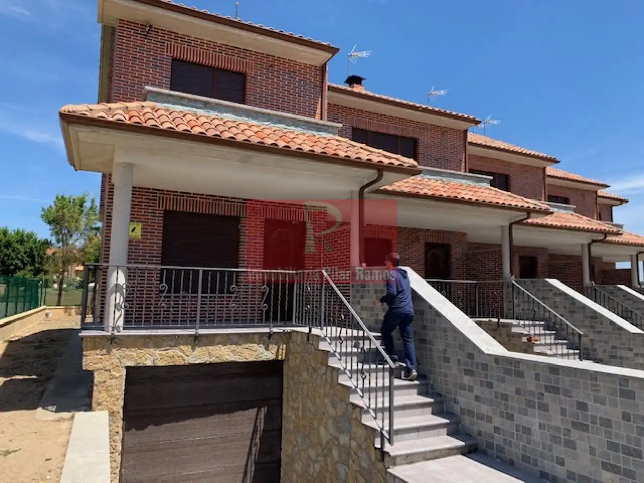 Vista exterior de Casa adosada de lloguer en Sariegos amb Calefacció, Jardí privat i Parquet