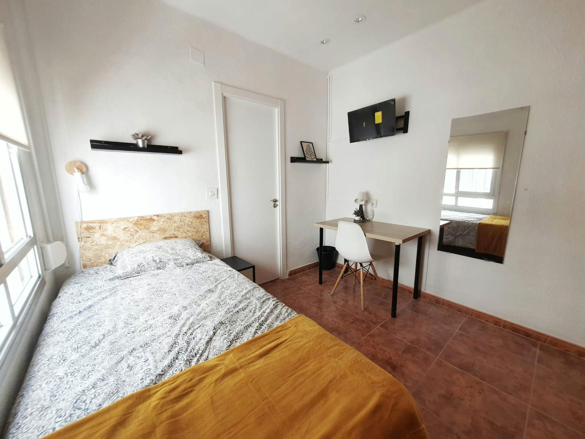 Bedroom of Flat to share in  Valencia Capital  with Washing machine and TV