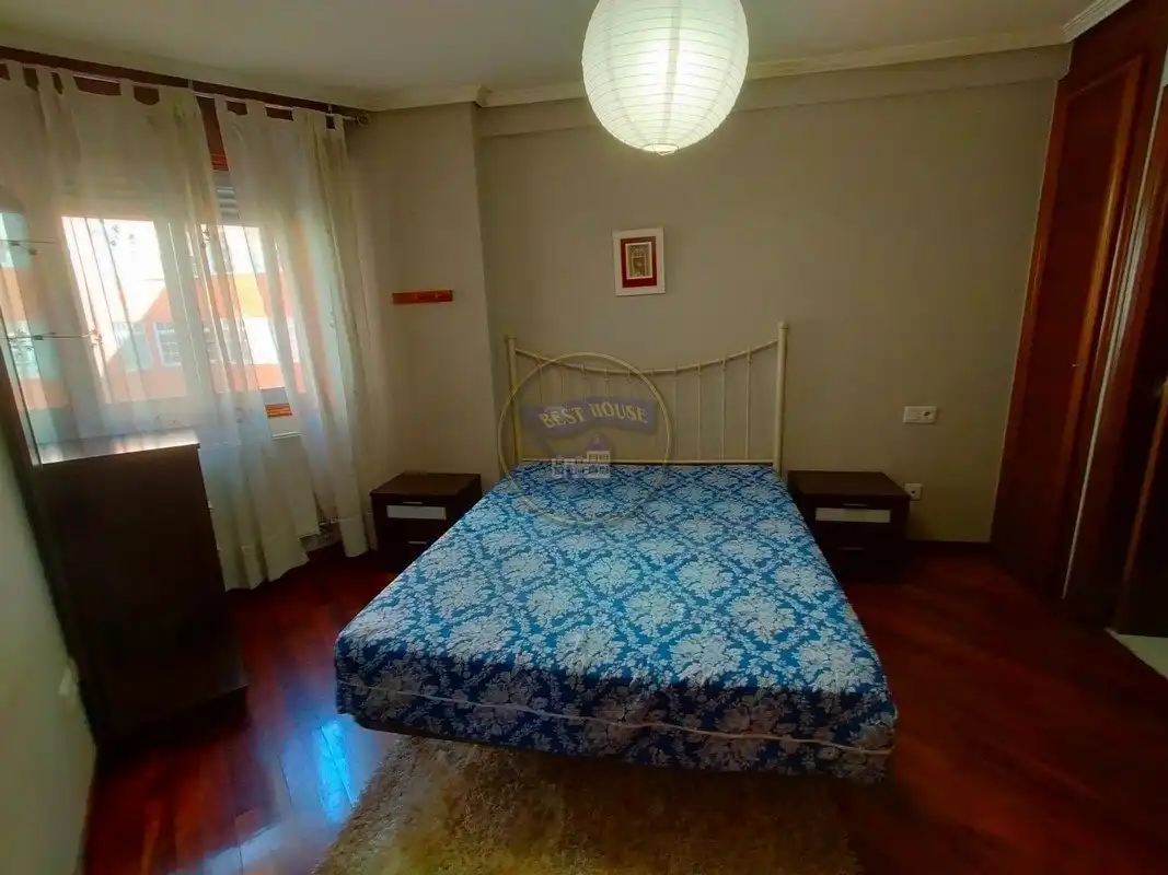 Dormitori de Apartament de lloguer en Vigo  amb Calefacció, Parquet i Traster