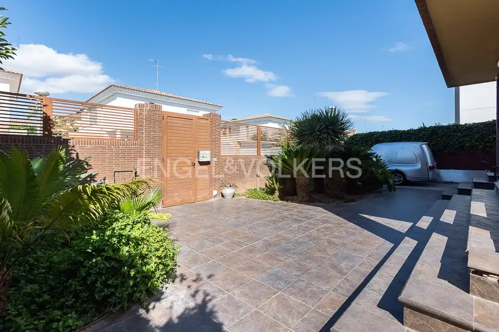 Exterior view of Houses for rent in Paterna  with Air Conditioner, Heating and Private garden
