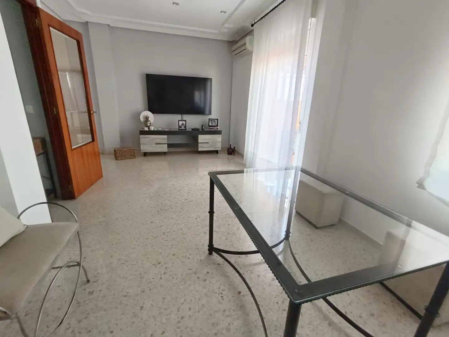 Sala d'estar de Casa adosada en venda en Córdoba amb Aire condicionat, Traster i Moblat