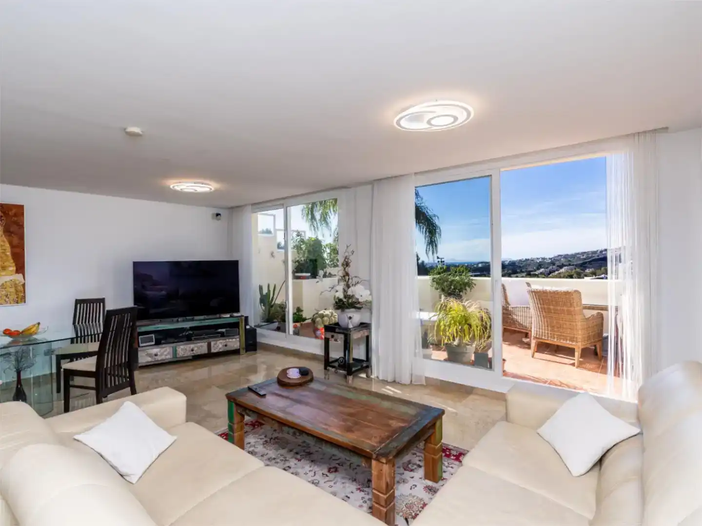 Living room of Flat for sale in Benahavís  with Air Conditioner, Terrace and Swimming Pool