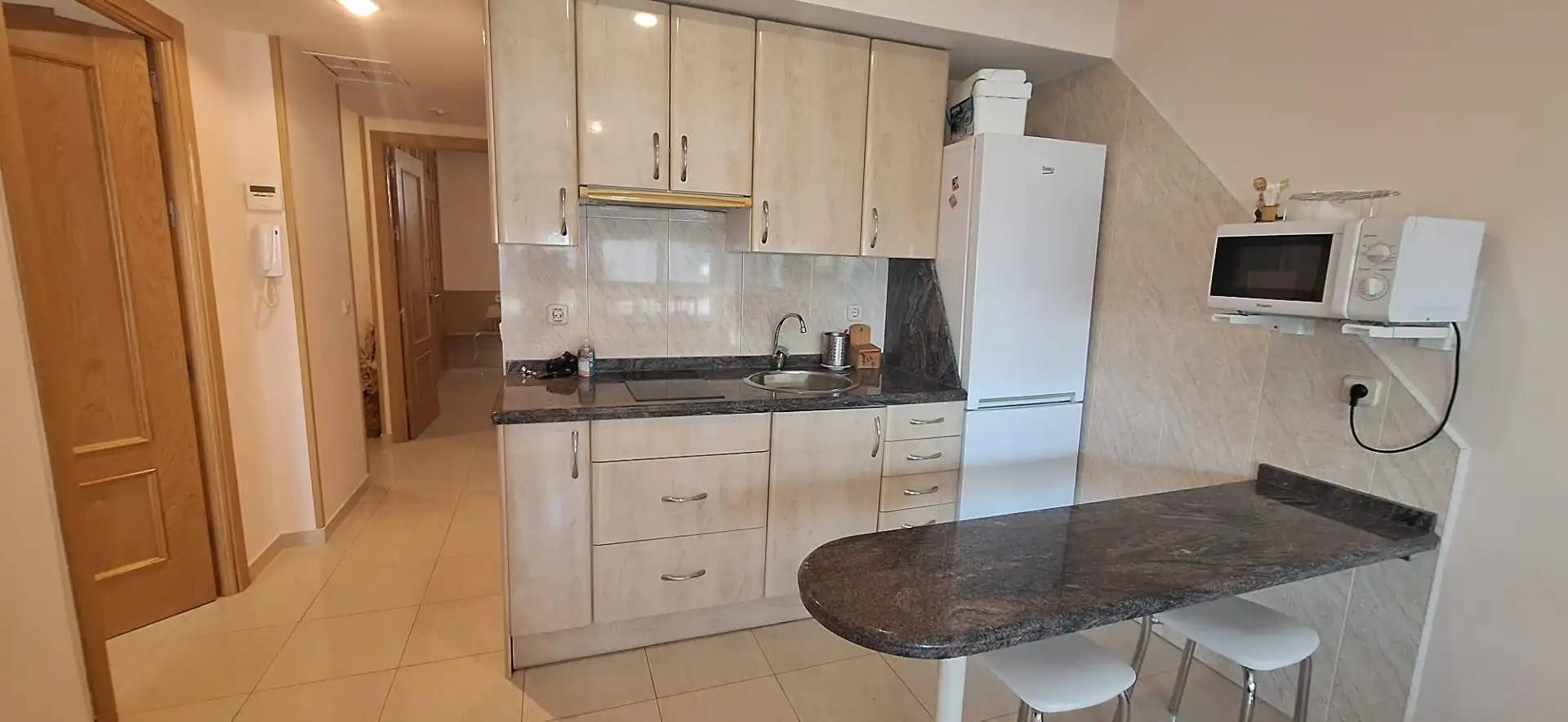 Cocina de Apartamento de alquiler en Benidorm con Aire acondicionado, Jardín privado y Amueblado