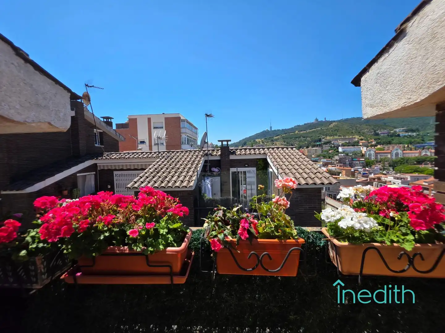 Vista exterior de Casa o xalet en venda en Barcelona amb Aire condicionat, Calefacció i Terrassa
